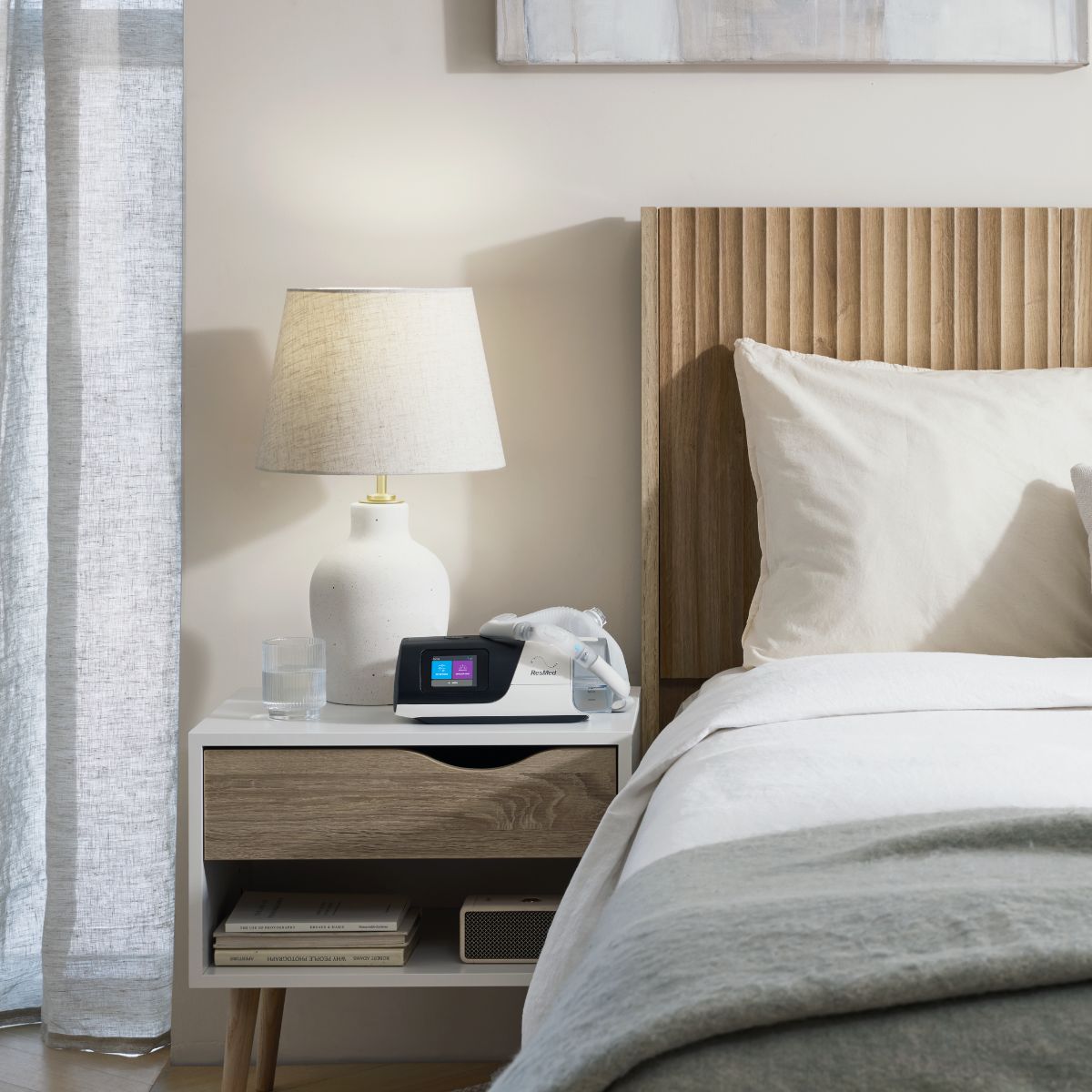 CPAP Airsense 11 vista del producto en recámara de madera